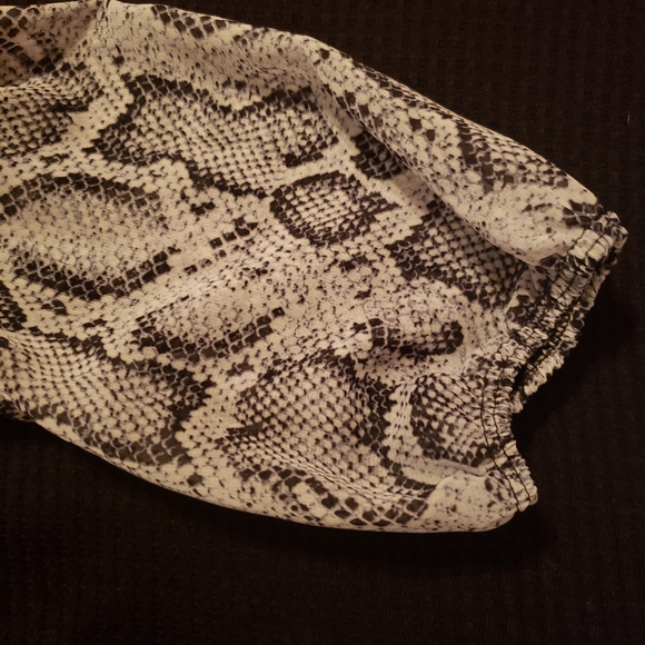 Women's blouse - Picture 2 of 4